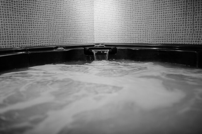 Akrotiri: Singles' Aromatherapy Massages - During the massage: what strong full-body work feels like