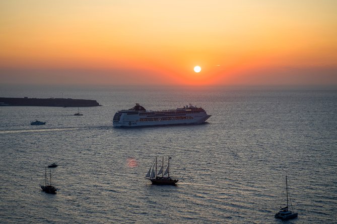 Discover Santorini Private Tour - Stop 1: Oia, 1 hour 30 minutes of the Blue Domes zone