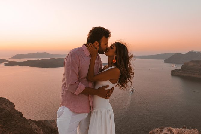 Exclusive Photo Session - 1hour - A private photo shoot in Oia that feels like hiring a local for your best angles