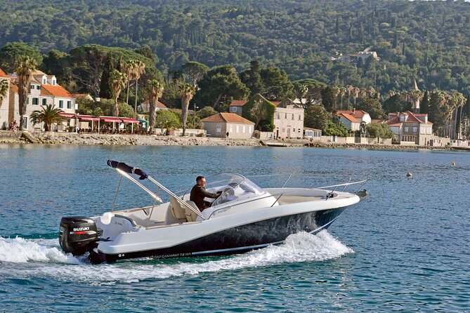 Explore Santorini and its volcanic wonders with Alex Private Boat - Price and value: $600.73 for up to 6 people