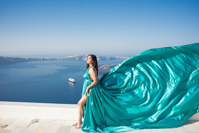 Flying Dress Photoshoot Tour in Santorini & Pick up - Meeting at Kivotos Santorini: what your first 10 minutes look like