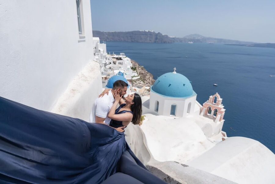Flying Dress Santorini Photoshoot - Meeting point timing, English guide support, and handling Oia crowds
