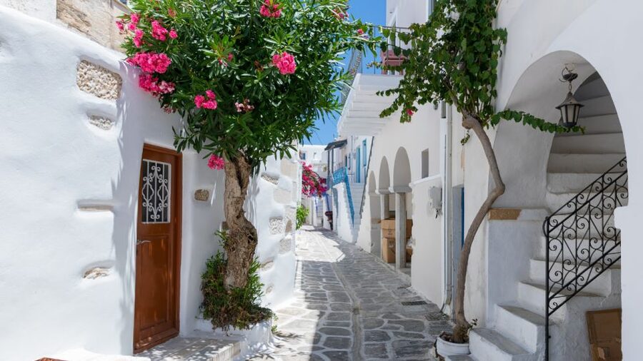 From Heraklion/Crete: Santorini Island Guided Day Trip - The Guide Factor: How the Commentary Improves the Towns