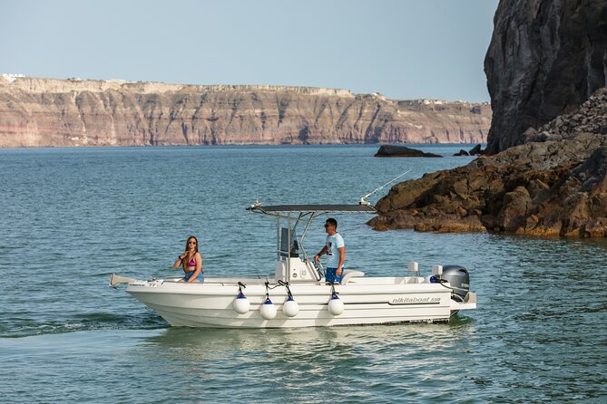 Full Day Boat Rental with License in Santorini - Entering Santorini by boat: why 10am to 8pm matters