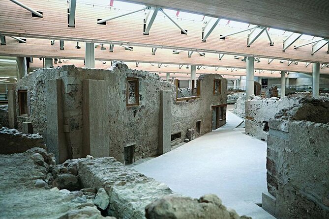 Guided Tour to the Akrotiri Archaeological Site in Santorini - How to get the most out of the guide’s route