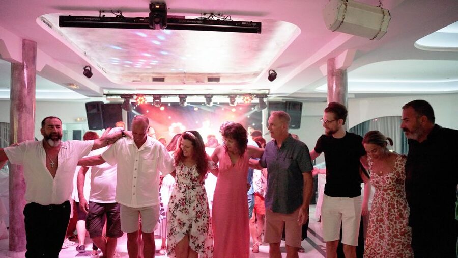 Kamari: Greek Show, Buffet Dinner, and Drinks at Dimitris - Greek Night at Dimitris: The Fast Read