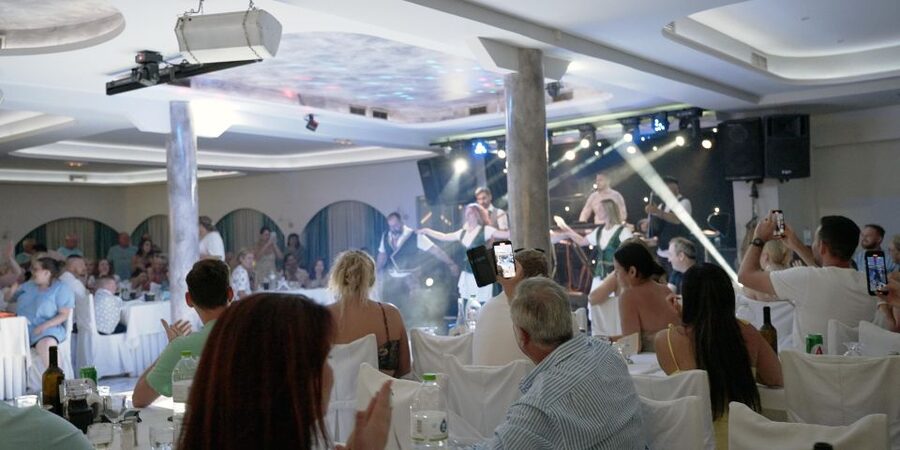 Kamari: Greek Show, Buffet Dinner, and Drinks at Dimitris - Food and drinks: value at $71, and what is not included