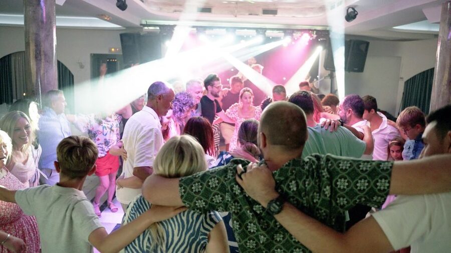 Kamari: Greek Show, Buffet Dinner, and Drinks at Dimitris - Buffet and open bar from 20:00 to 21:30, what you should do first