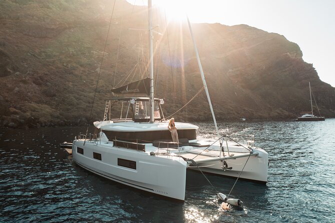 Majestic Catamaran Caldera Cruise with Snacks, Meal & Drinks - Red Beach: quick views that still deliver the signature photo