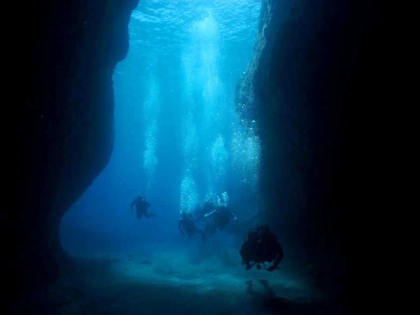 Oia: 2 Guided Scuba Dives off Santorini for Certified Divers - Where you meet in Oia and how the morning flows
