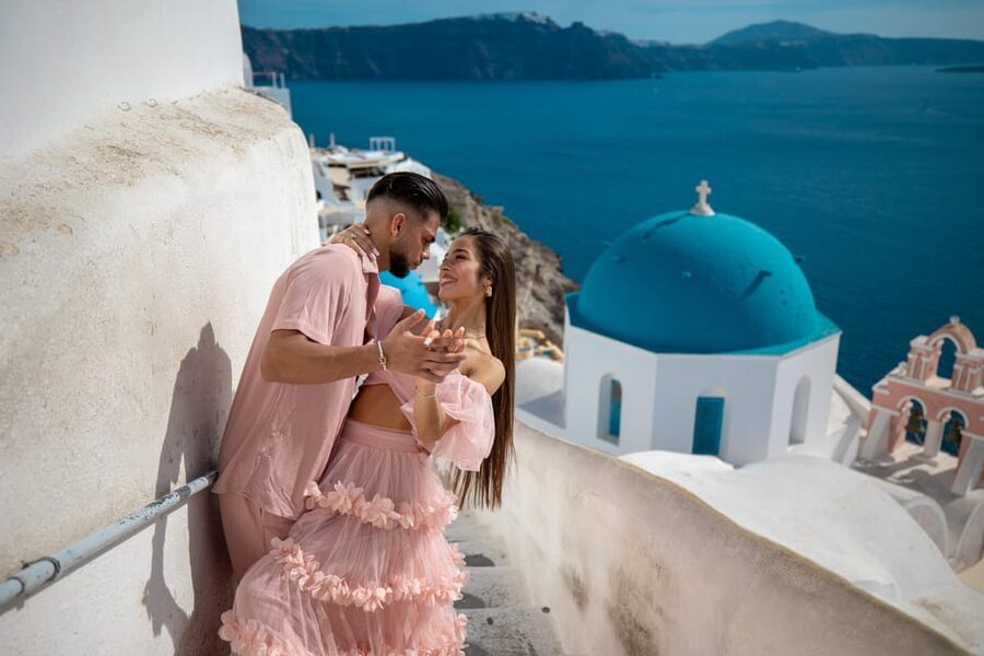 Oia: Couple photoshoot with 30 edited Photos - Oia Blue Domes in 30 to 60 Minutes, Without the Queue