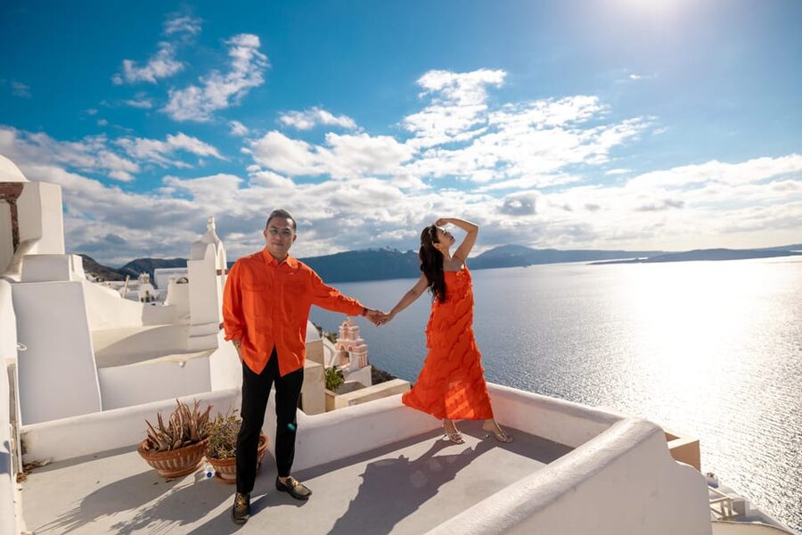 Oia: Couple photoshoot with 30 edited Photos - Editing and Delivery: What 30 to 60 Photos Really Means