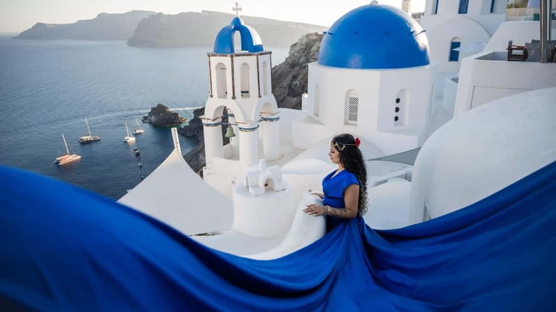 Oía: Santorini Professional Photoshoot with Edited Photos - Oia photos in 30 minutes, with a pro doing the heavy lifting