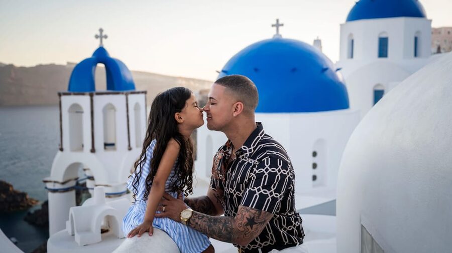 Oía: Santorini Professional Photoshoot with Edited Photos - The golden hour strategy: booking 2 to 3 hours before sunset