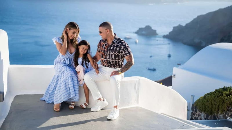 Oía: Santorini Professional Photoshoot with Edited Photos - What you get afterward: 25 edited photos, delivered fast
