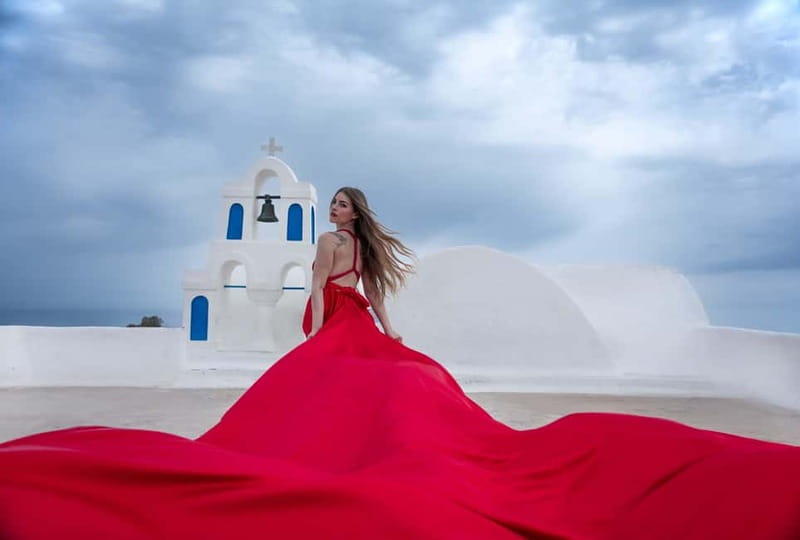 Oía: Santorini Professional Photoshoot with Edited Photos - Meeting at the church square, and how the session actually flows