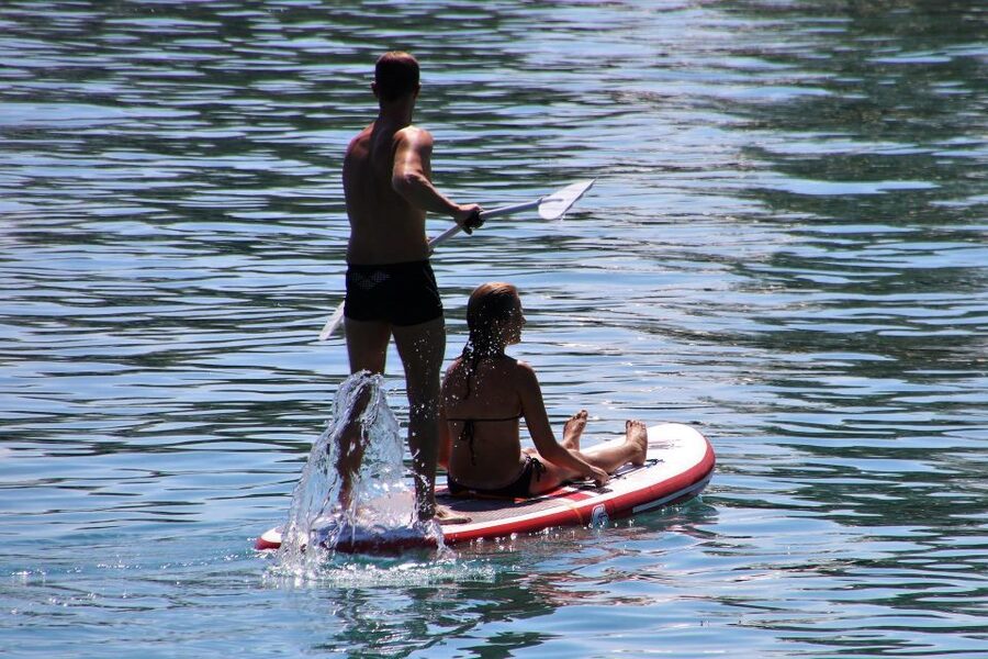 Paddle Board Rental: Glide on the Water with Ease - What to Bring, What Not to Do, and Simple Safety Habits
