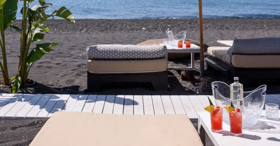 Perivolos Beach: Sun-Bed Experience FortyOne Bar Restaurant - FortyOne on Perivolos Beach: the point of this kind of booking