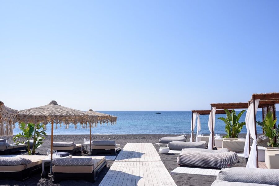 Perivolos Beach: Sun-Bed Experience FortyOne Bar Restaurant - Sunbeds vs cabanas at FortyOne: comfort, space, and shade