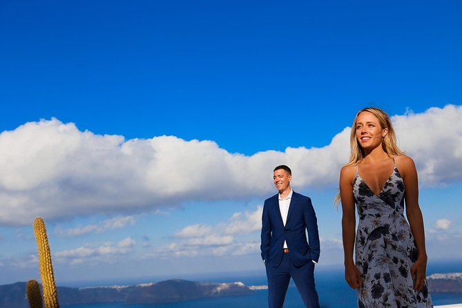 Personal Travel and Vacation Photographer Tour in Santorini - Oia main street stop: when famous streets become workable again