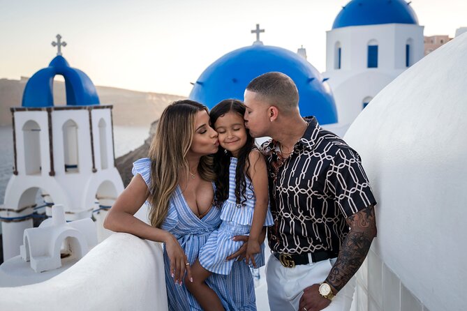 Photoshoot in Santorini Oia - Choosing the right time: heat, squinting, and the domes issue