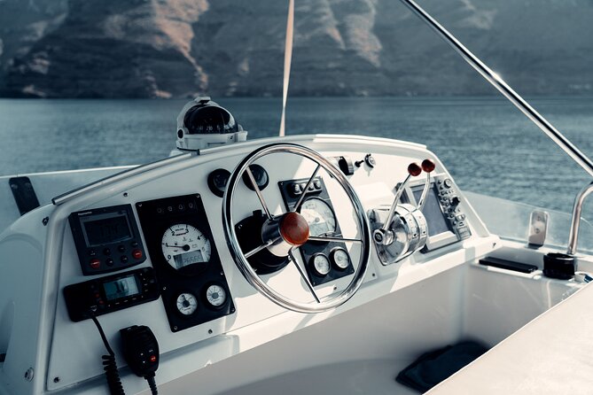 Private Caldera Cruise with Power Catamaran ENJOY incl. Meal & Drinks - Stop 2: White Beach for an easy swim break