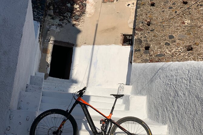 Private Electric Mountain Bike Experience and Tour in Santorini - Faros Market: wine, local products, and the aperitivo rhythm