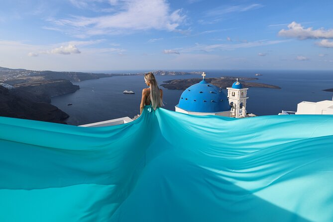 Private Express Flying Dress Photoshoot in Santorini – 30 Minutes - Posing advice and the assistant’s real job: dress fabric control