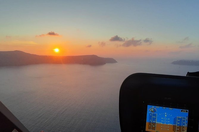 Private Helicopter Tour Santorini 20 minutes - up to 4 passengers - Meeting point near Exo Gonia and scheduling in the 9:00 AM to 7:00 PM window