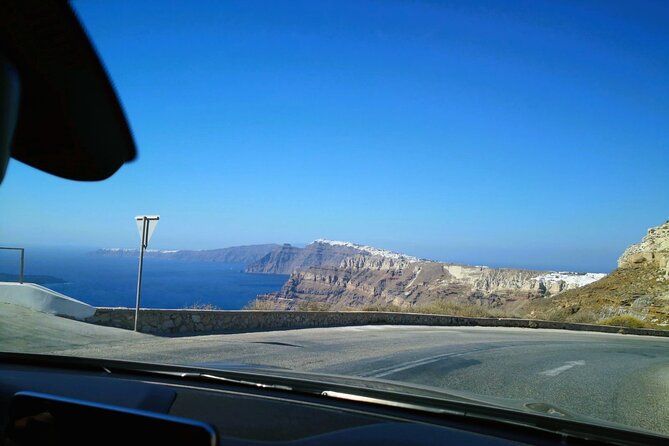 Private Santorini Highlights Tour with Easy and Flat Walks - Oia stop: white-washed scenery, easy pedestrian strolling, and coffee time