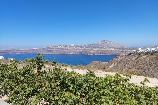 Private Transfer Santorini One-way From/To Airport, Port & Hotel - The short drive that turns into a mini Santorini orientation