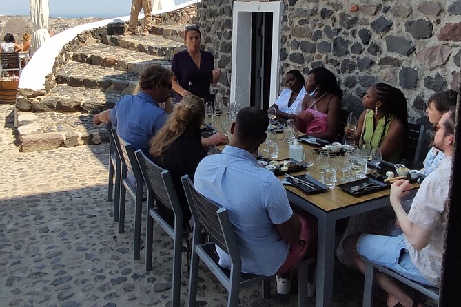 Private Wine Tour in 3 Wineries with 12 Wine Tastings and Tapas - Food, water, and why this tasting format works