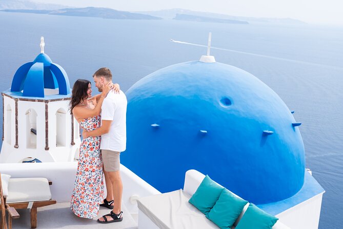 Santorini 2h Photoshoot with a photographer & transportation - Pickup and transport: getting to the good spots without the hassle