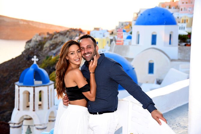 Santorini 2h Photoshoot with a photographer & transportation - Stop 1: Oia’s main street, the blue domes and the “walk-in” postcard look