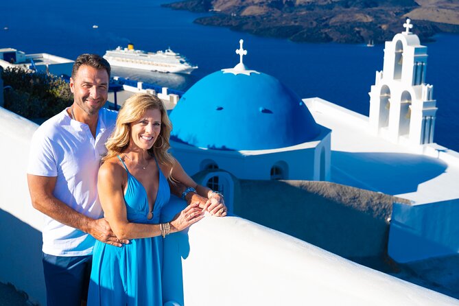 Santorini 2h Photoshoot with a photographer & transportation - How you get 60 edited photos in just 2 hours