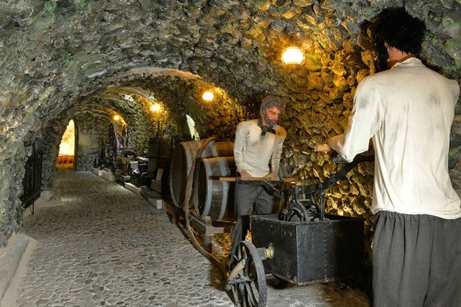 Santorini 6 hours Day tour and Lunch - Pickup and air-conditioned transport that actually saves your day