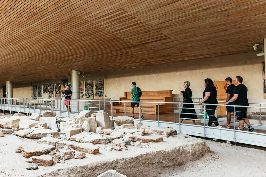 Santorini: Experience Akrotiri with a Licensed Tour Guide - Kitchens, toilets, and drainage: the day-to-day proof of advanced planning