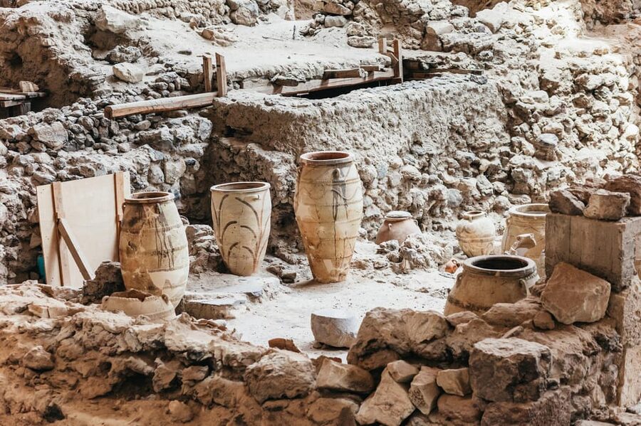 Santorini: Experience Akrotiri with a Licensed Tour Guide - Meeting your licensed guide at the site entrance (and why it matters)
