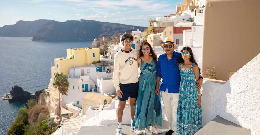 Santorini Family Photoshoot (Oia Village) - Key things that make this Santorini family photoshoot work