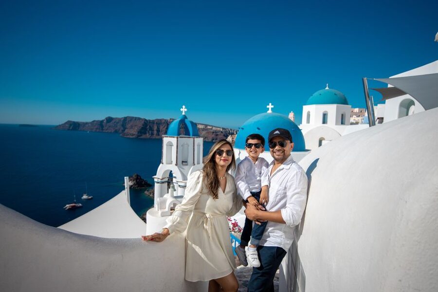 Santorini Family Photoshoot (Oia Village) - Why Oia family photos feel different up on the cliffs