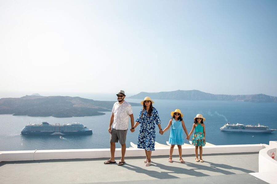 Santorini Family Photoshoot (Oia Village) - How queue skipping changes your photos (and your patience)