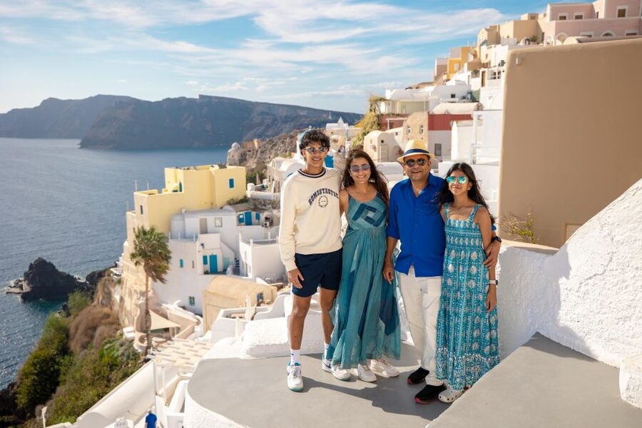 Santorini Family Photoshoot (Oia Village) - The 1-hour flow: meeting point to the best photo spots