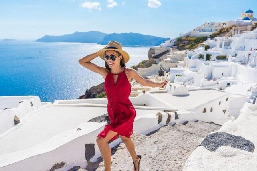 Santorini: Fira Town Walking Tour with Wine Tasting - Getting Oriented in Fira, Starting at Atlantis Hotel