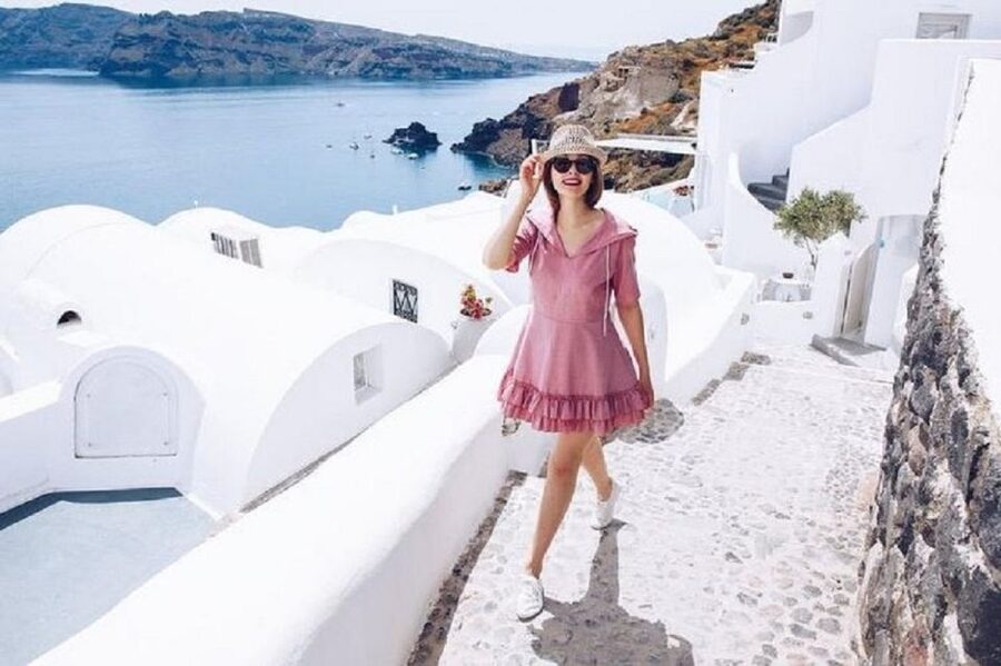 Santorini: Fira Town Walking Tour with Wine Tasting - Cobbled Streets, Gold Street Jewelry, and Artisan Stops
