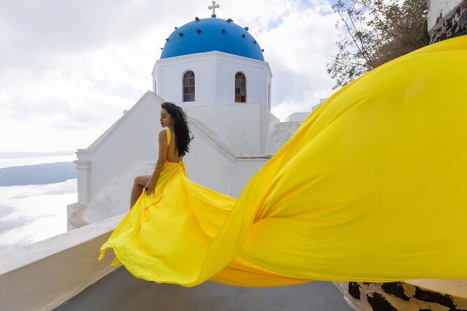 Santorini Flying Dress Photoshoot with a Pro Photographer - The Photo Delivery: 25 Color-Corrected Images plus Video Clips