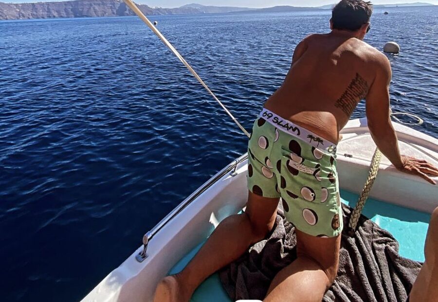 Santorini: License-Free Boat Rental with Snorkeling Gear - Views and sea conditions: what to expect from Santorini water time