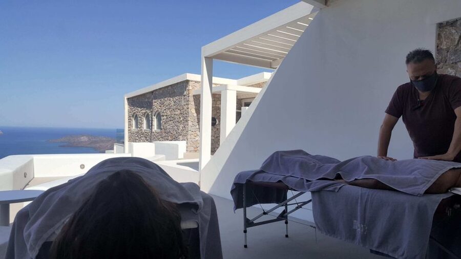 Santorini: Mobile Couples Massage at Your Private Villa - Meeting at your villa: what the arrival usually feels like
