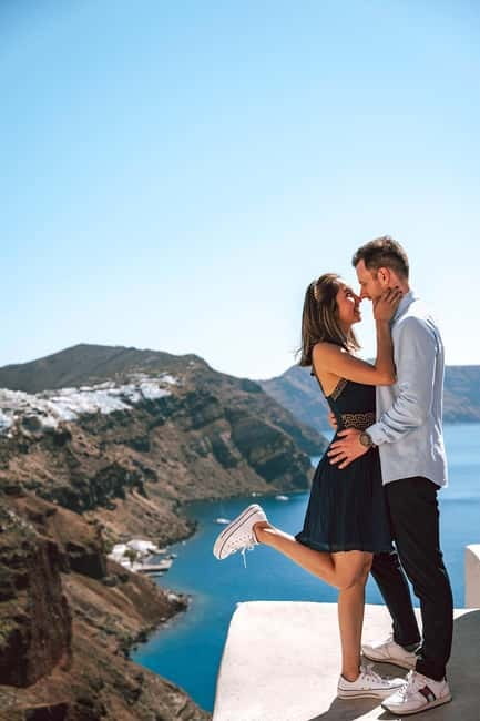 Santorini: Oia Private Couple Photoshoot with 35 Photos - Meeting at Imerovigli or Oia: choosing the vibe that fits your day