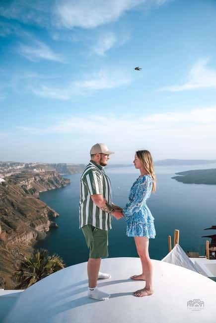 Santorini: Oia Private Couple Photoshoot with 35 Photos - Posing coaching: how couples get natural photos without faking it