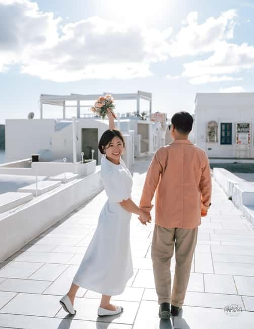 Santorini: Oia Private Couple Photoshoot with 35 Photos - The walking route: how you get variety without losing your patience